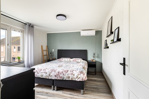 Foto - Te koop: Ruime 2-onder-1-kapwoning met dubbele garage, eigen oprit en fijne tuin